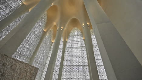 Vista-Interior-De-La-Mezquita-De-La-Casa-De-La-Familia-Abrahámica-En-Abu-Dhabi