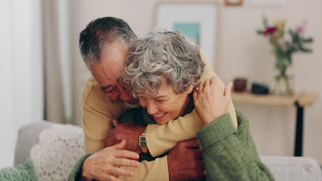 feliz, abrazo y pareja de ancianos interracial en el sofá