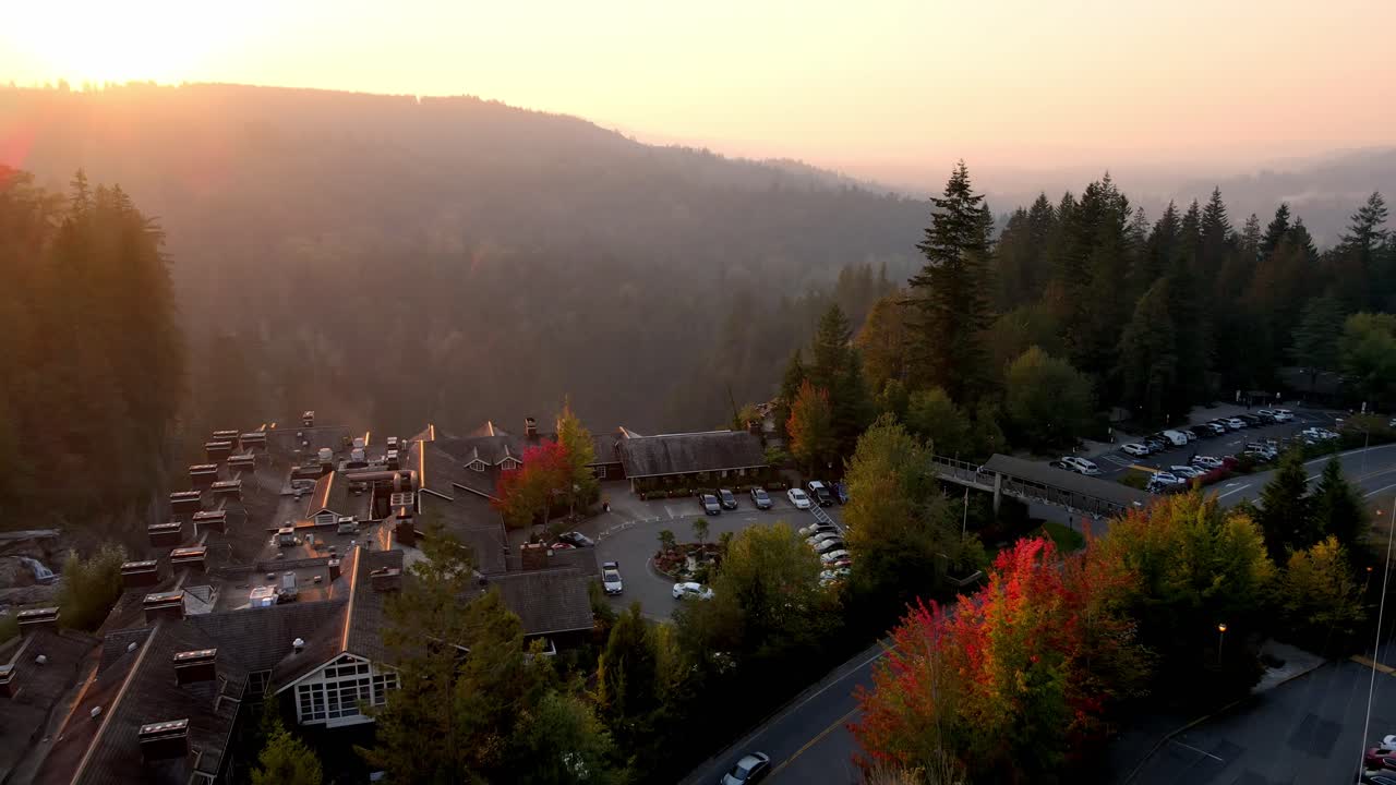 una foto de un dron de las cataratas snoqualmie cerca de bellevue, washington, estados unidos, tomada durante la mitad del día