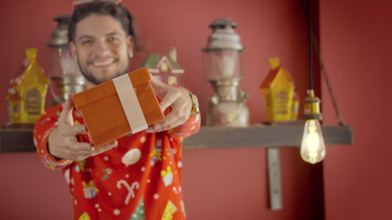 chico guapo con un divertido suéter navideño