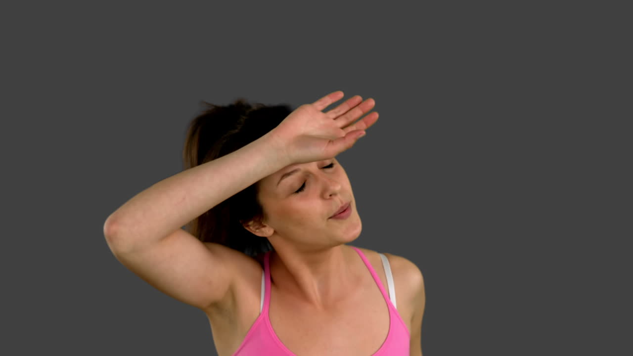 mujer en forma corriendo a la cámara