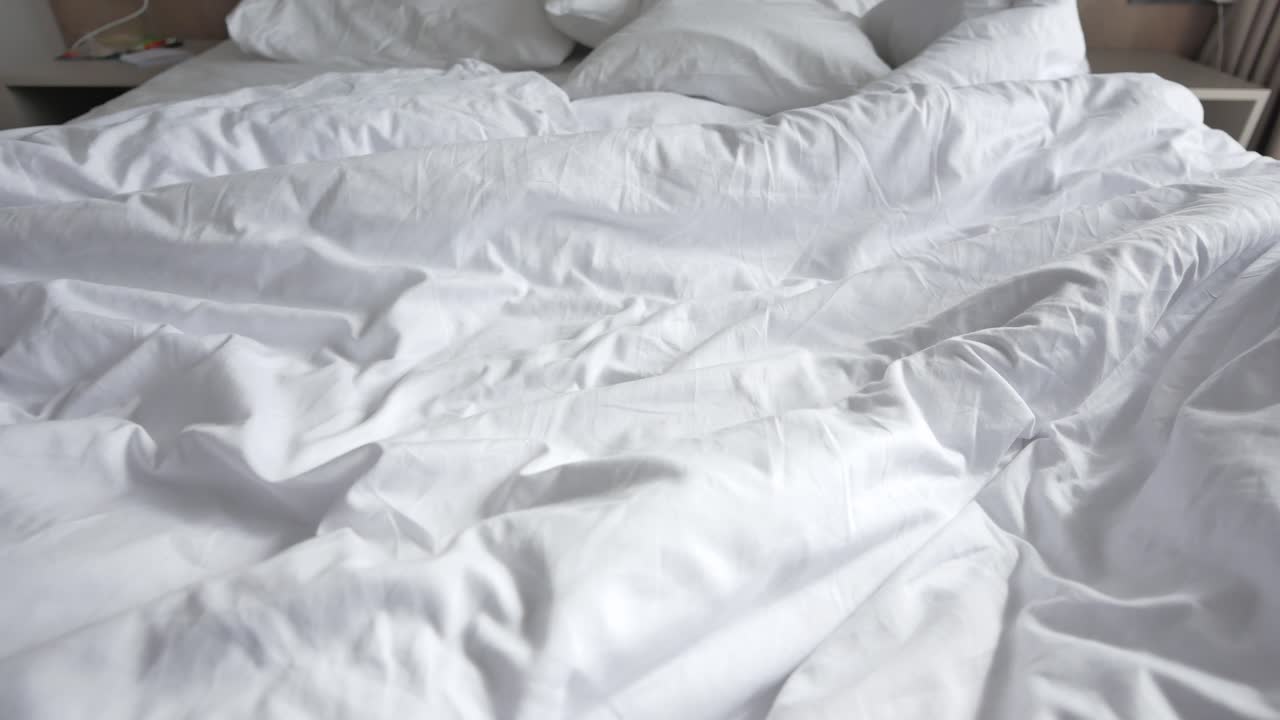 cama blanca sin hacer