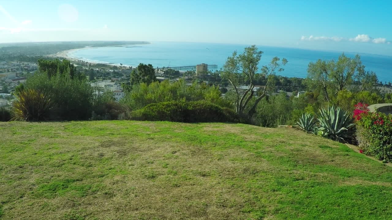 항공 샷은 캘리포니아 해안 도시인 벤츄라를 보여줍니다.