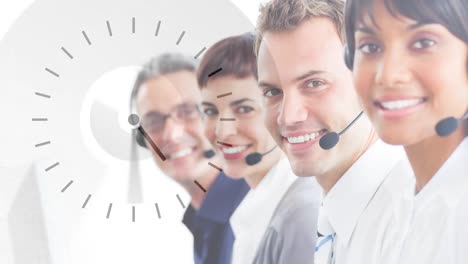 equipo de centro de llamadas feliz con el reloj