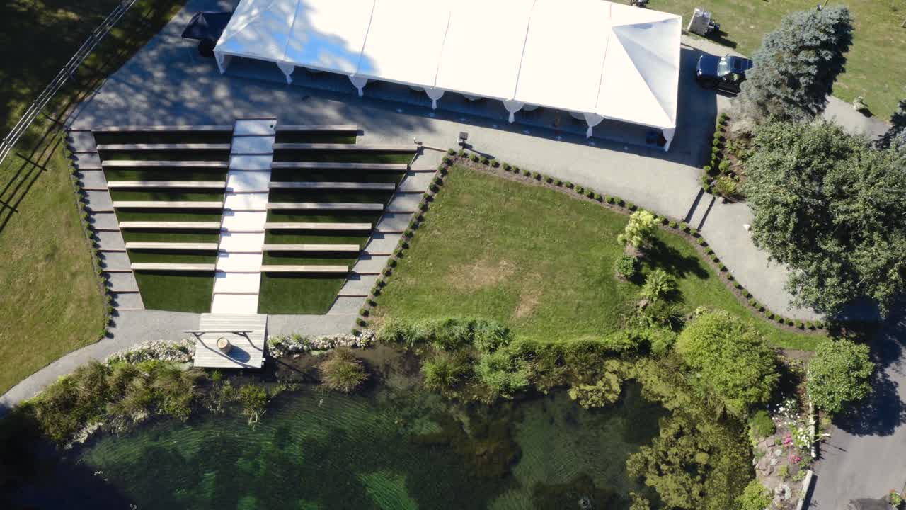 una tienda blanca en una granja en el medio de la foresta panorámica