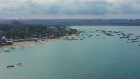 puesta de sol en la bahía del pueblo pesquero de gerupuk, lombok