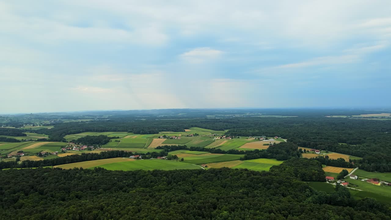 슬로베니아 의 숲 과 농장 들 의 항공 4k 드론 영상