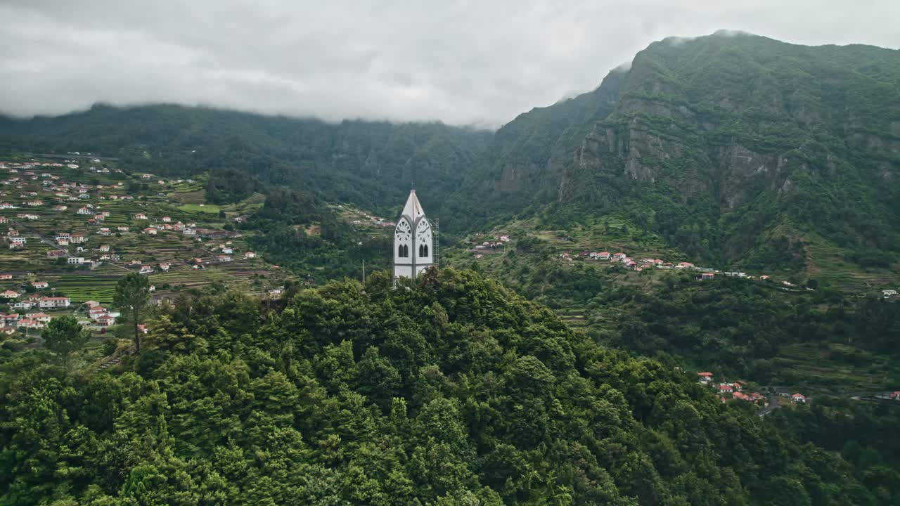 숲 속의 언덕 위에 있는 마데라 스케닉 교회, 파노라마 뷰, 구름, 나무, 공중, 드론