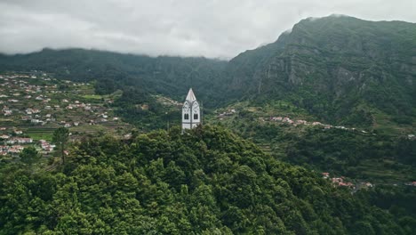 iglesia escénica de madeira en una colina en el bosque con vista panorámica, nubes, árboles, vuelo aéreo, disparo de drones