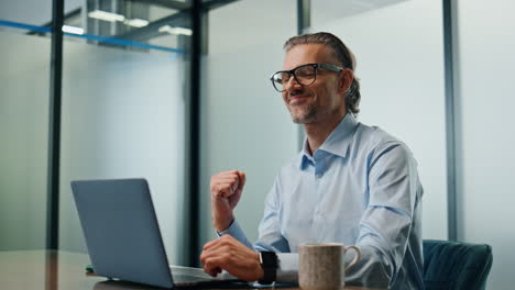 excited businessman rejoicing computer office closeup. winner boss gesturing yes