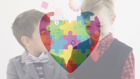 Puzzle,-Das-Ein-Herz-Gegen-Zwei-Jungen-Bildet,-Die-Ein-Plakat-Halten.-Animiertes-Video-Zur-Sensibilisierung-Für-Autismus