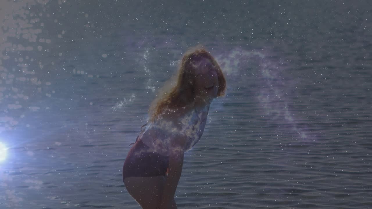 Bagliore cosmico vorticante nel lago; donna che inizia uno squat e si gira sotto un'aura di polvere di stelle per la salute.
