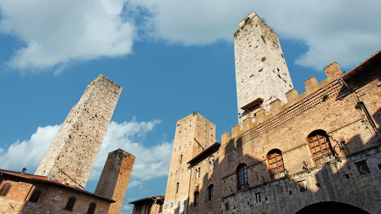 Time-lapse di San Gimignano, l'antica città medievale italiana di giorno, filmato in 4K.