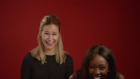 dos mujeres sonriendo y riendo