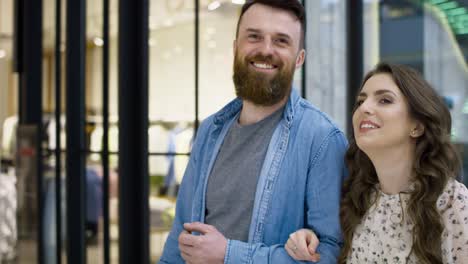 Close-up-video-of-couple-talking-and-strolling-in-shopping-mall