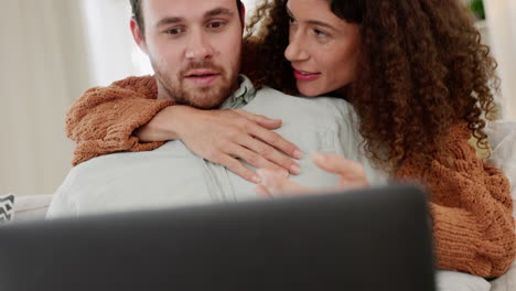 portátil, pareja viendo una película en el sofá