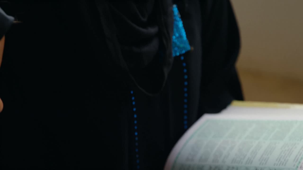 어머니와 딸이 집에서 꾸란을 읽고 있습니다. 4k