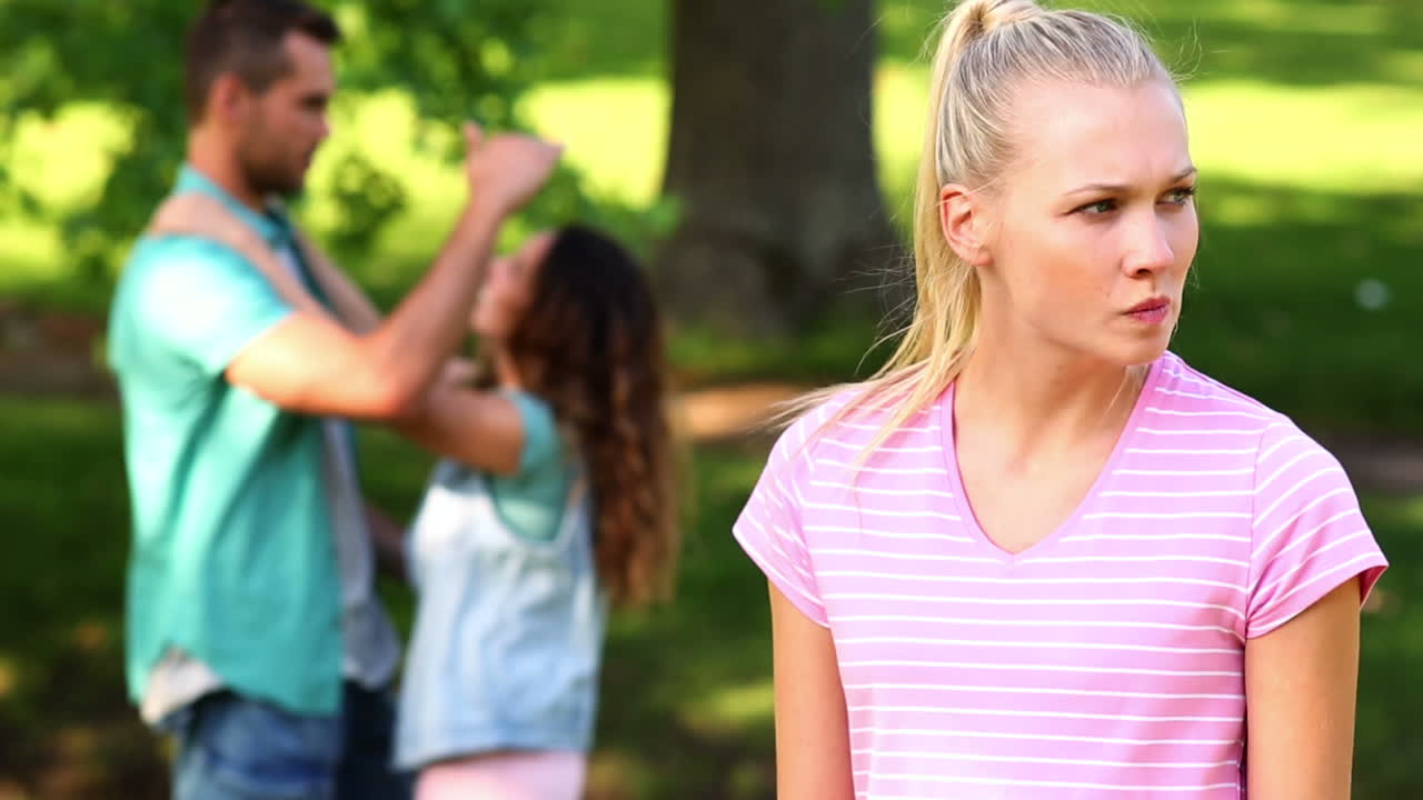 화가 난 소녀가 다른 소녀와 유혹하는 걸 보고