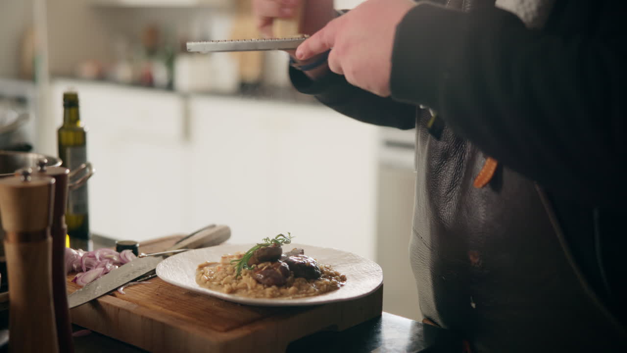 el chef preparando un plato de risotto cremoso
