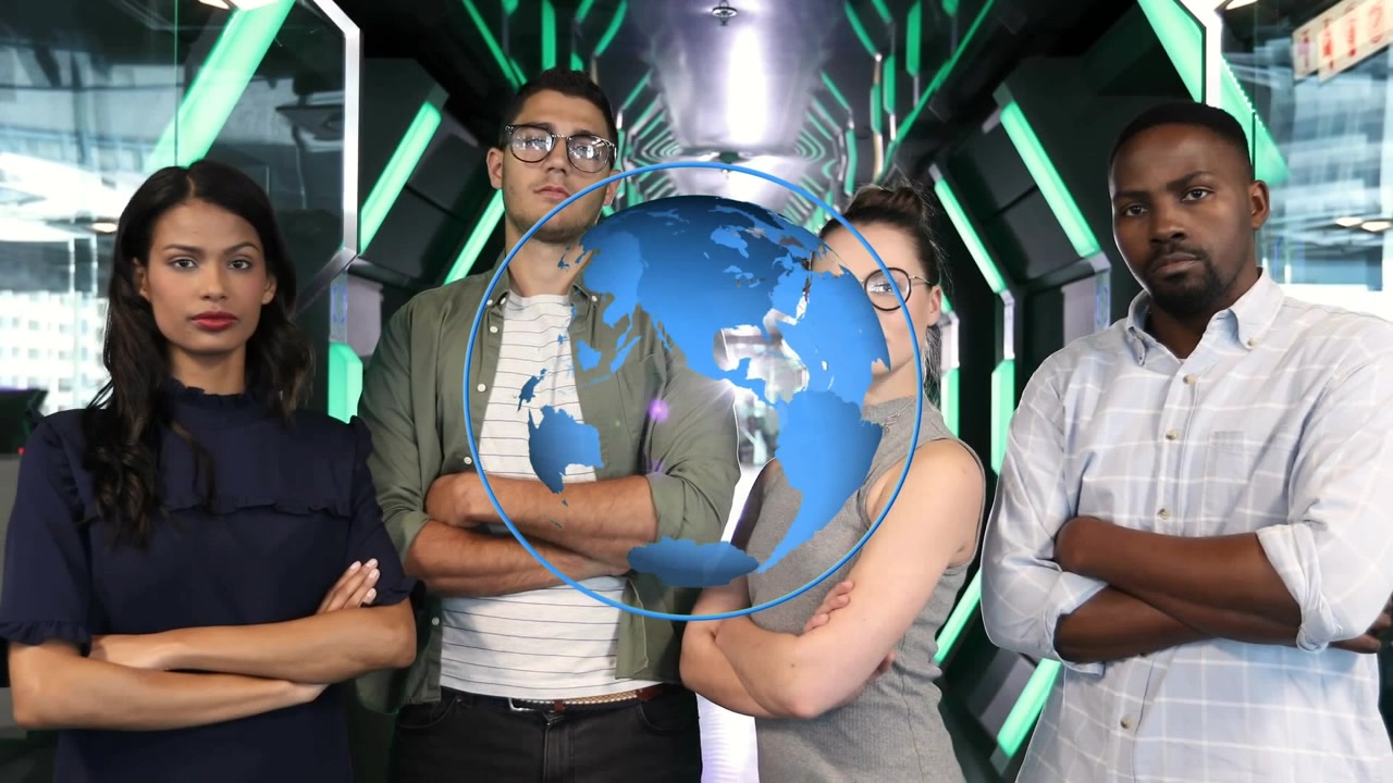 Animación de un globo terráqueo sobre diversos profesionales en una oficina