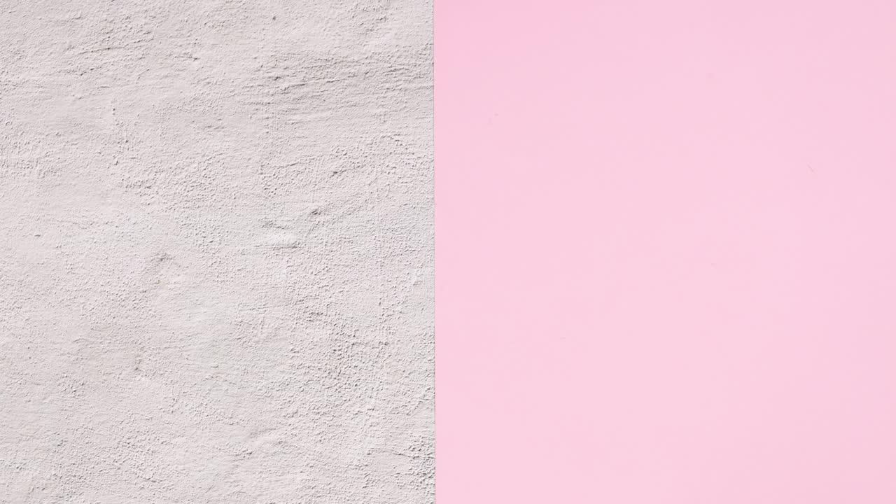 las botellas con productos cosméticos para el cuidado de la piel aparecen una por una.