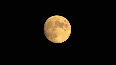 Gran-Luna-Llena-Aislada,-Naranja-Iluminada-Contra-El-Cielo-Nocturno