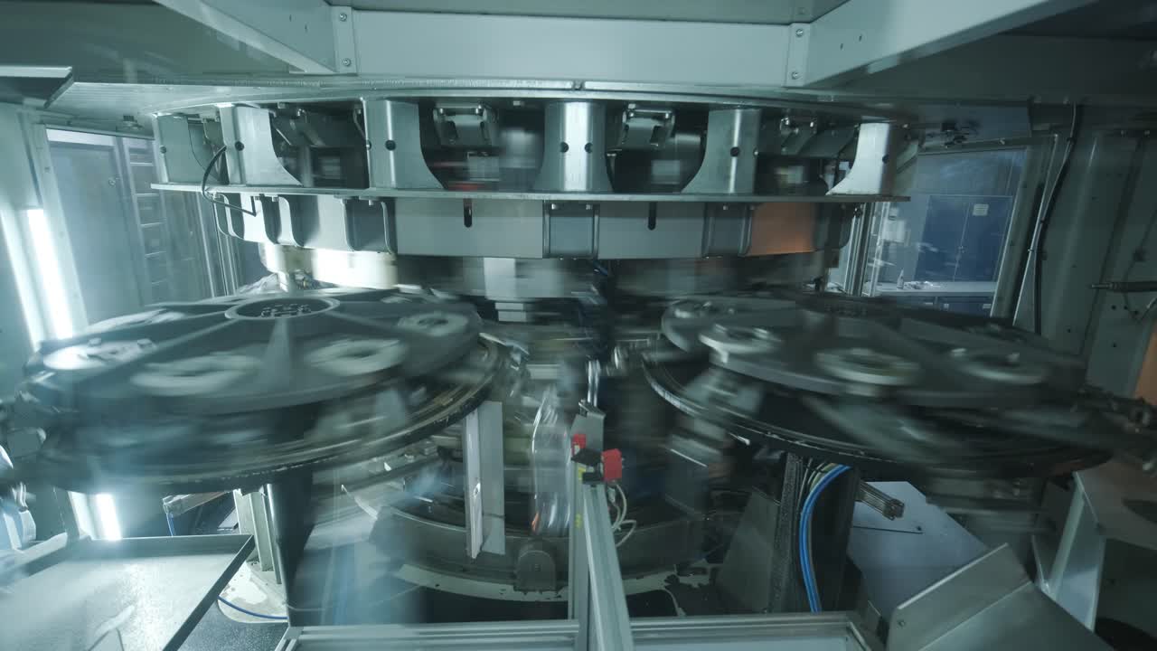 자동 채우기 기계 는 현대 음료 공장 에서 플라스틱 애완 동물 병 에 물 을  ⁇ 는다