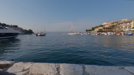 Lapso-De-Tiempo-Del-Puerto-Recreativo-De-Kassiopi-Con-Barcos-Dentro-Y-Fuera-Durante-El-Verano,-Isla-De-Corfú