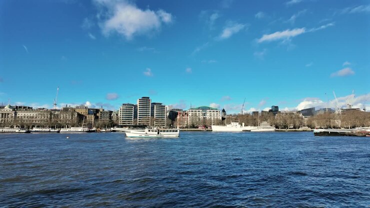 Vista panoramica a destra del fiume Tamigi e dello skyline di Londra lungo il fiume