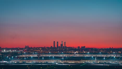 Zeitraffer-Skyline-Türme-Von-Madrid-Und-Silhouette-Des-Flughafens-Barajas-Bei-Farbenprächtigem-Sonnenuntergang