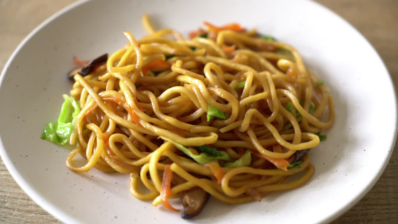 야채와 함께 볶은 야키소바 국수