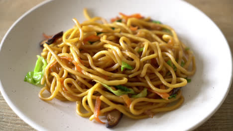 yakisoba noodles stir-fried with vegetable