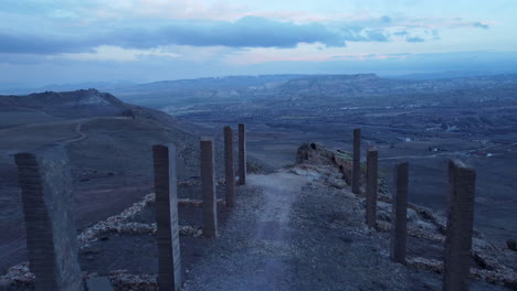 Puertas-Del-Cielo,-Recorre-Este-Camino-El-Día-Del-Juicio,-Andrew-Rogers,-Ritmos-De-Vida,-Göreme-Turquía,-Capadocia,-Sobre-Las-Nubes,-Virtudes,-Religión,-Inuckshuck,-Nevşehir,-Land-Art