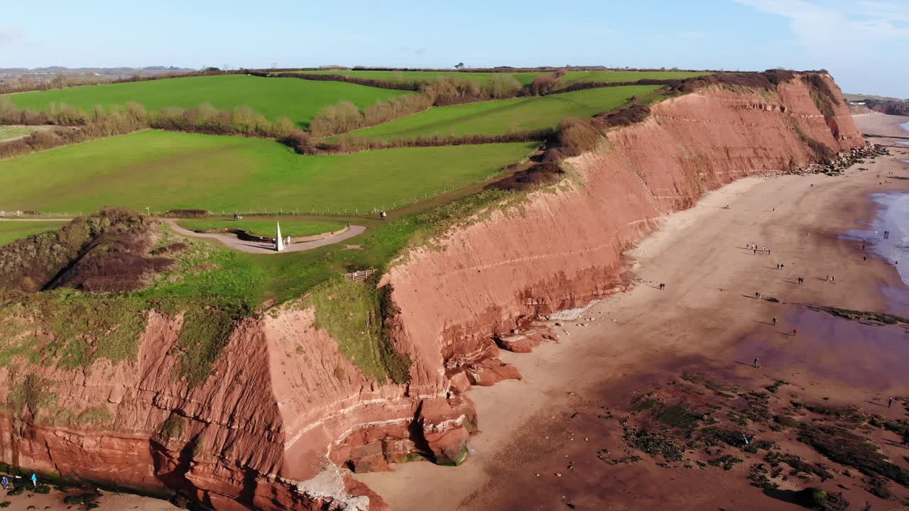 antena de la costa de los acantilados de orcombe en exmouth con visitantes en la playa en un día soleado