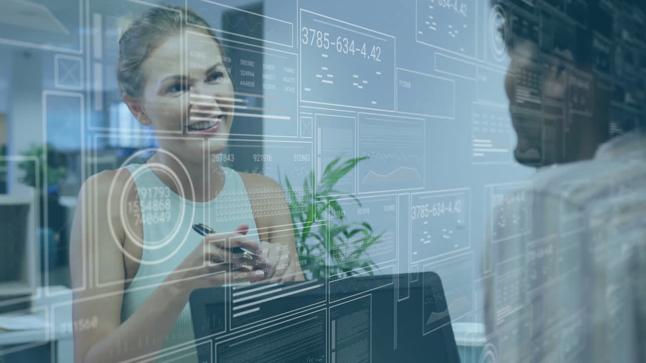 mujer sonriente en la oficina con animación de procesamiento de datos sobre pantallas transparentes