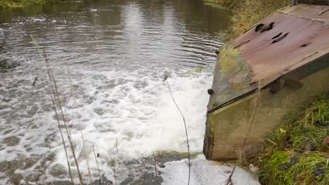 Abwasser,-Das-In-Den-Fluss-Fließt,-Wasserverschmutzung---Handgeführter-Dolly-Schuss