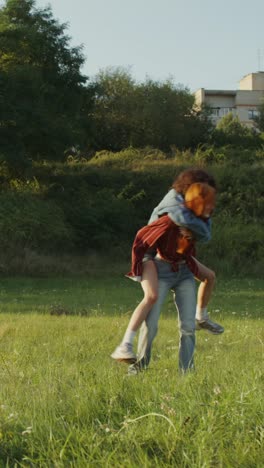 pareja pasando tiempo al aire libre