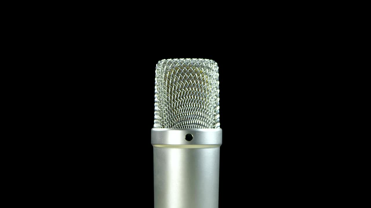 micrófono condensador de estudio gira sobre un fondo negro