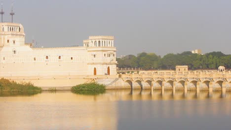 Hermosa-Estructura-De-Palacio-En-Medio-Del-Lago-Lakhota,-Ciudad-De-Jamnagar,-Video-De-Stock,-Palacio-En-El-Lago-Con-Brillo-Dorado