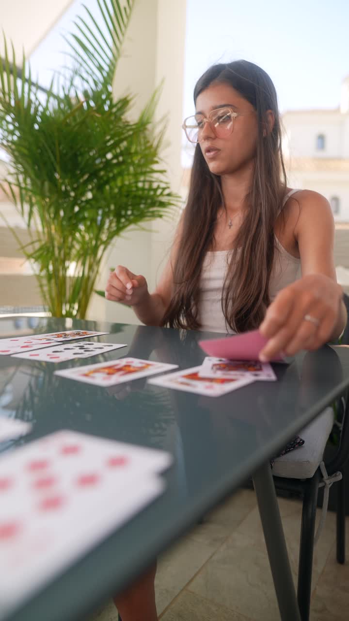 adolescente jugando a las cartas en un patio