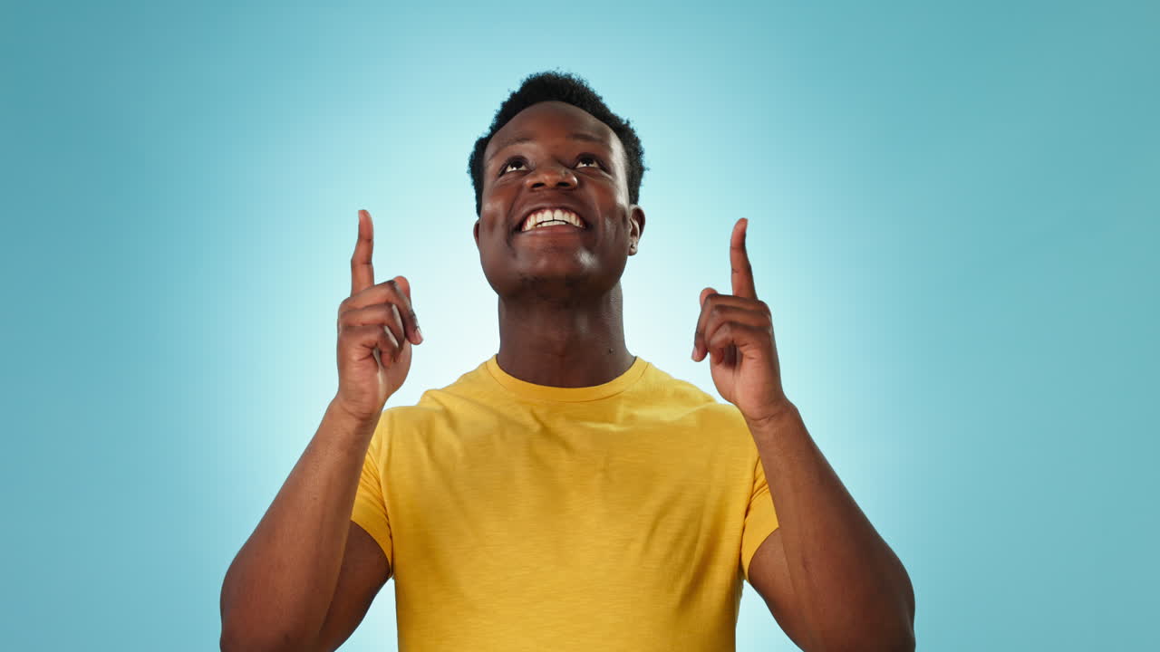 Uomo nero, che indica in alto e pubblicità