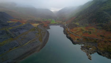 Cantera-Dinorwic-Y-Extracción-De-Pizarra-Por-El-Lago-En-Gales,-Reino-Unido---Antena