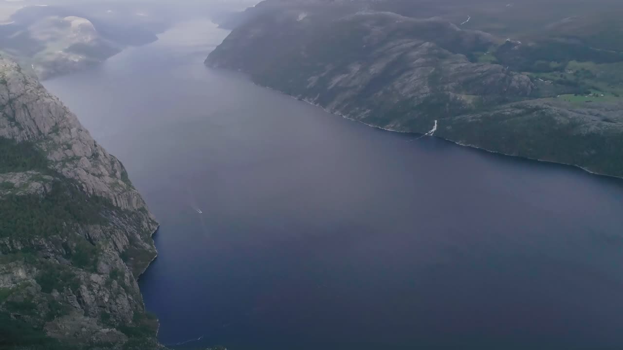 백그라운드에서 구름과 안개와 함께 preikestolen에 가까운 노르웨이 피요르드를 드러내는 공중 slomo titlting