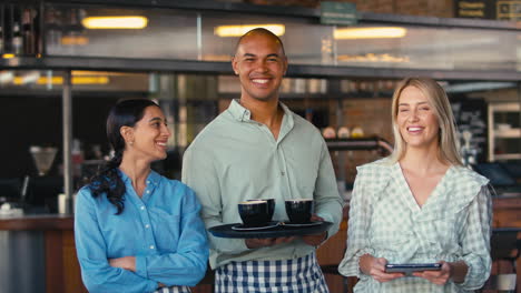 Porträt-Eines-Multikulturellen-Mitarbeiterteams,-Das-In-Einem-Restaurant-Oder-Café-Arbeitet