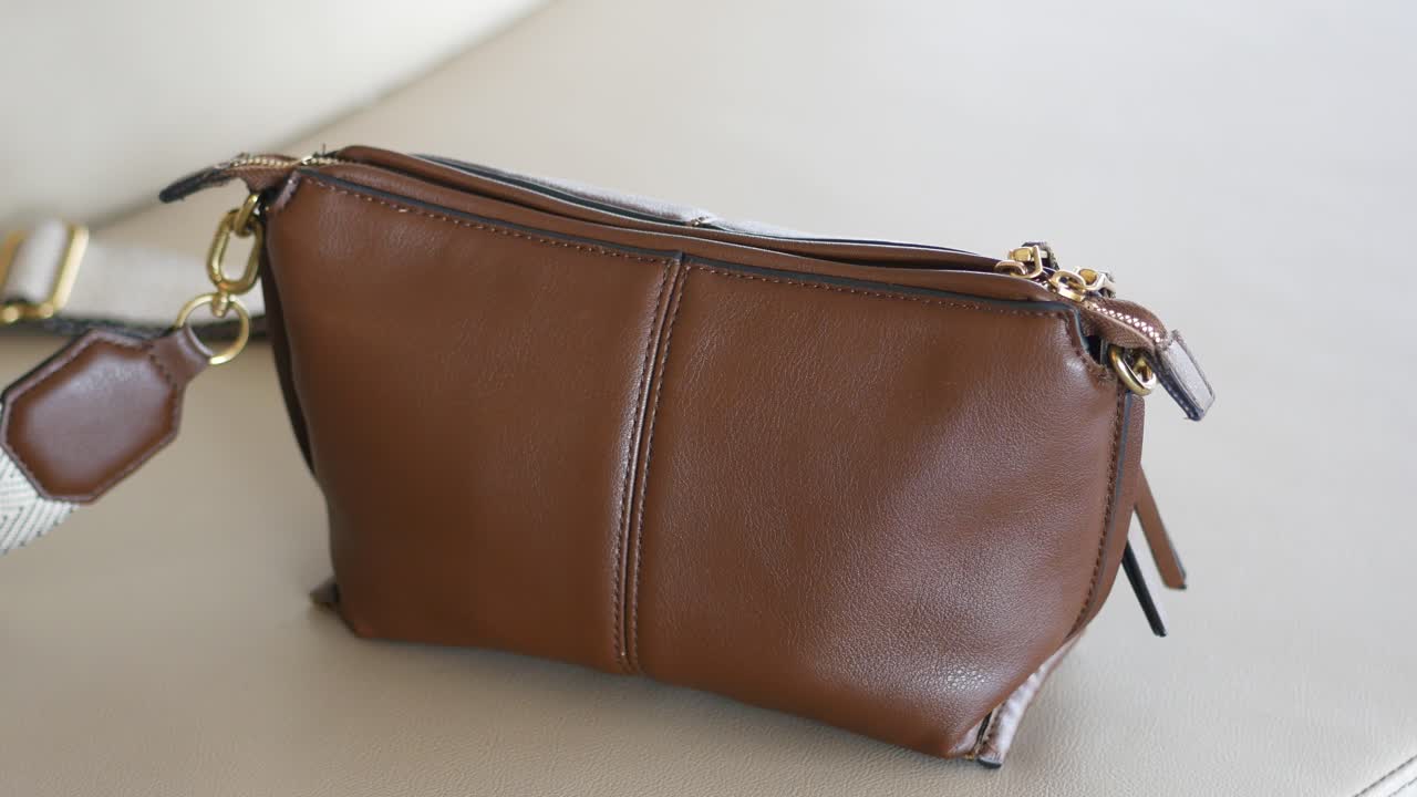 bolso de hombro de cuero marrón