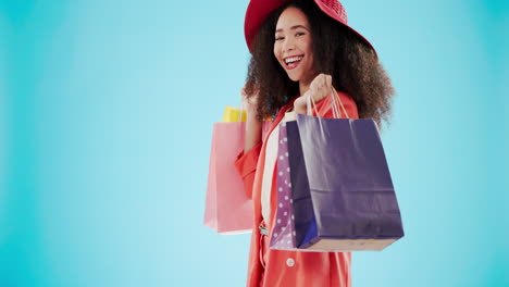 moda, bolsa de compras y baile con rostro de mujer