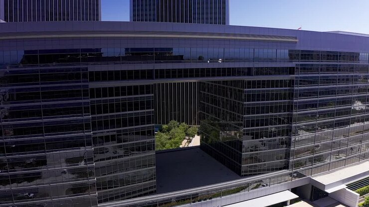 Ripresa aerea panoramica di un edificio in vetro con architettura astratta a Century City, California