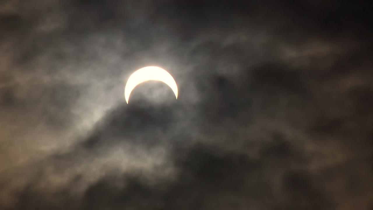 2023년 아이다호에서 구름이 있는 원형 일식 타임 ⁇ 스