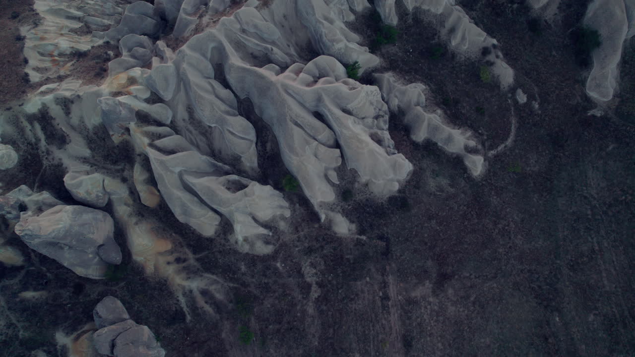 vista aérea de turistas en lo alto de formaciones rocosas únicas en capadocia