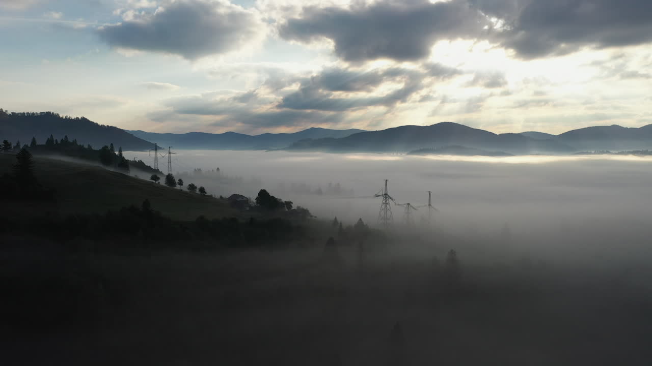 안개가 가득한 산의 해가 뜨는 곳